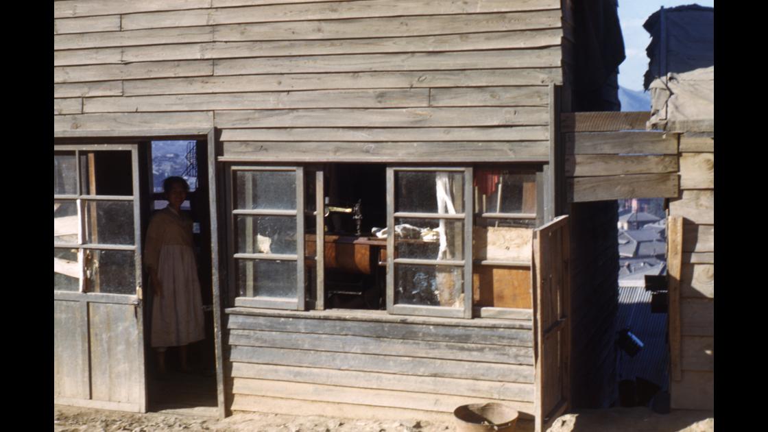 1952년 부산 중구 영선고개 주변의 옷수선 가게 썸네일