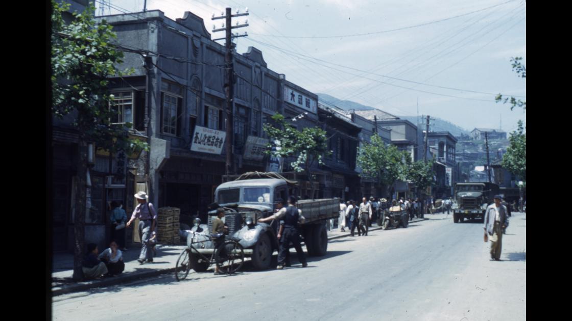 1952년 부산 중구 중앙동 옛 40계단 앞 대로변 거리 모습 썸네일