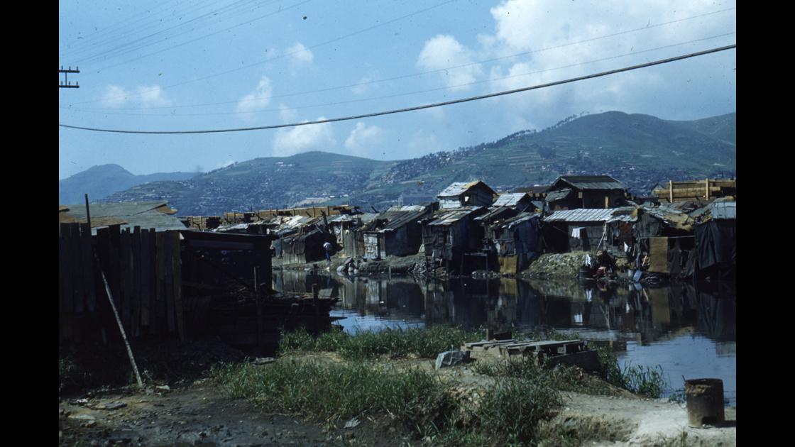 1952년 부산 초량광장 물웅덩이 주변 피란민 가옥들 썸네일