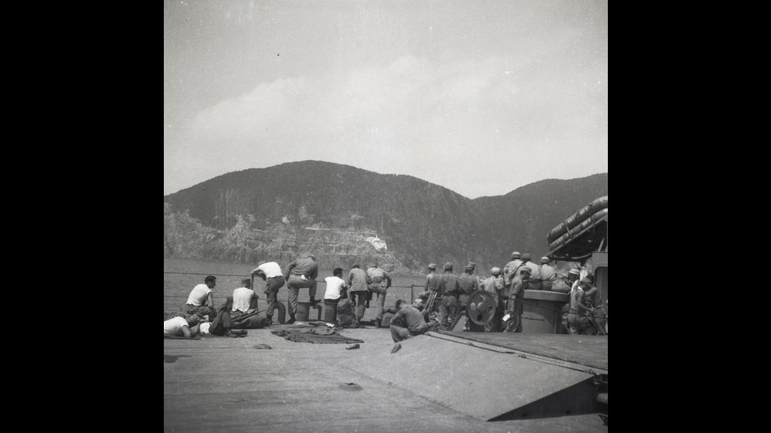 1952년 부산 태종대 등대 앞을 지나는 미군 함정 썸네일