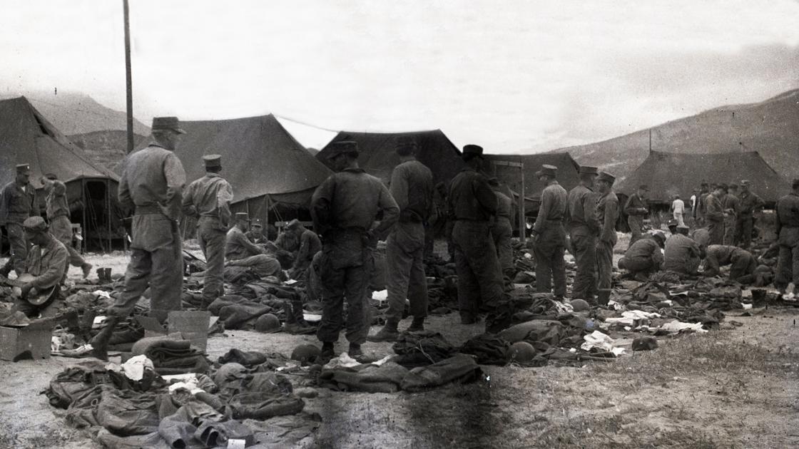 1952년 부산 하얄리아부대에서 개인장구를 정리하는 미군 병사들 썸네일