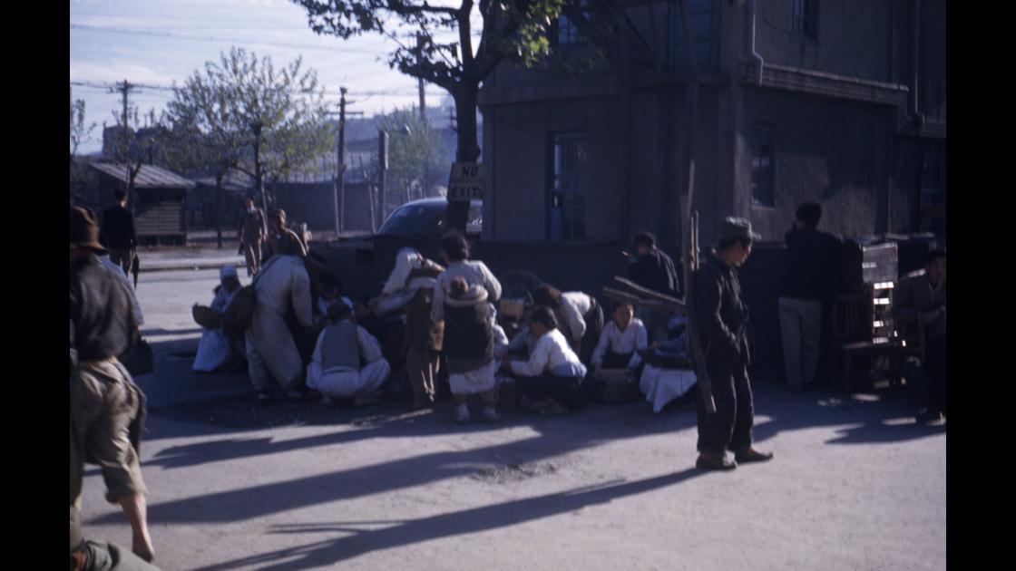 1952년 부산거리의 뒷길에 펼쳐진 피란민 노점상 썸네일