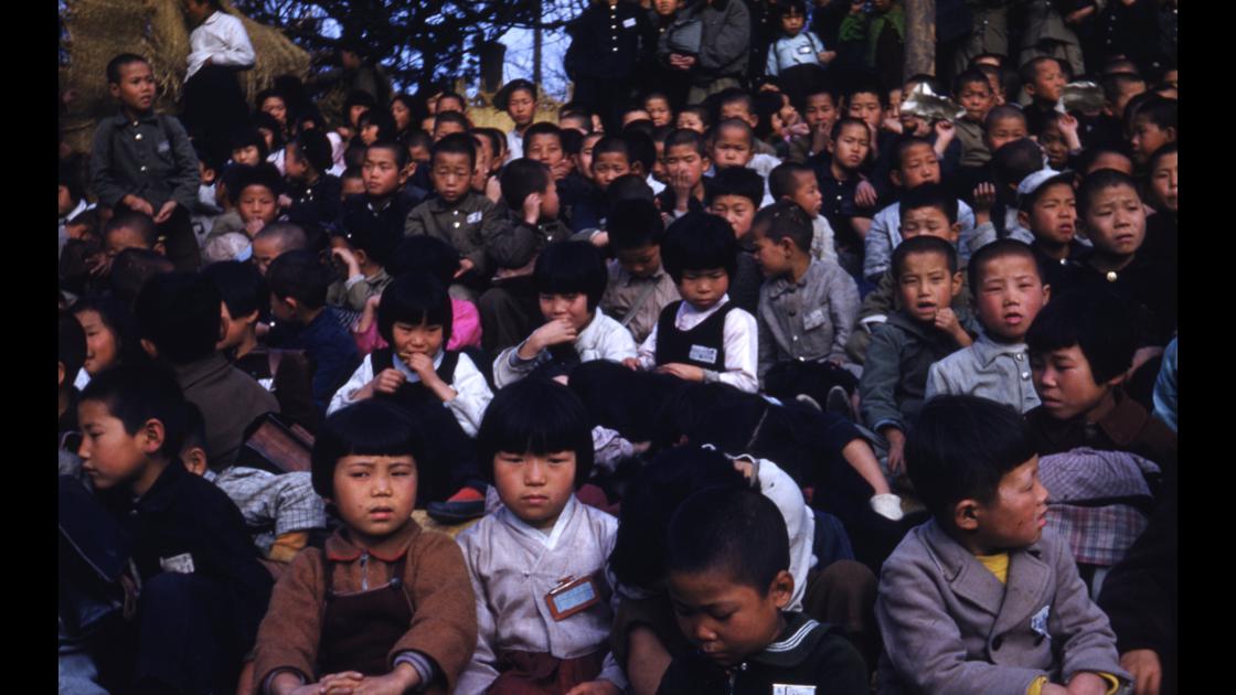 1952년 부산의 야외에서 진행 중인 초등학생 입학식 모습 썸네일