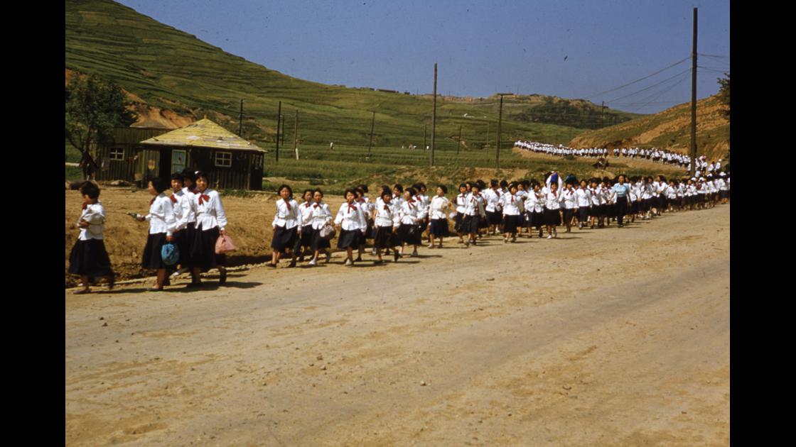 1952년 부산의 여자중학생들이 소풍을 마치고 대연동 인근 고갯길을 넘어오는 모습 썸네일