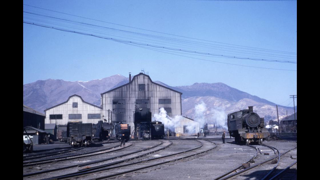 1952년 부산철도 공작창과 수리를 위해 있는 증기 기관차들 썸네일