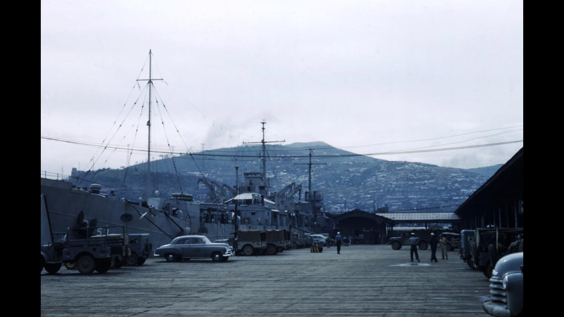 1952년 부산항 제1부두에 정박한 미군 함정 썸네일