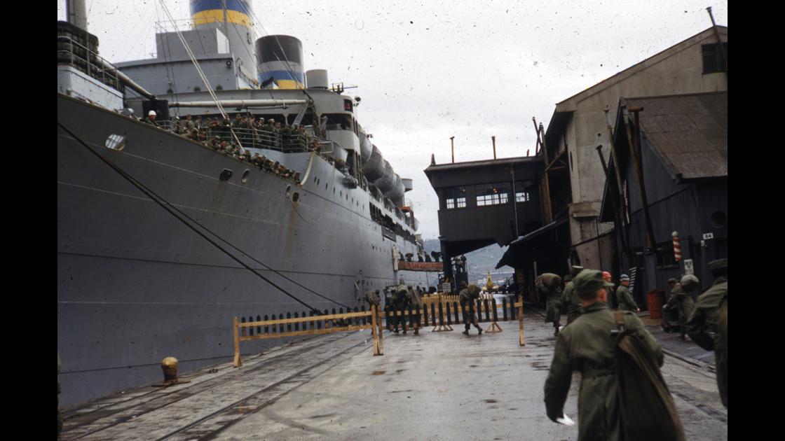 1952년 부산항 제1부두의 귀국하는 미군 병사들이 미 군함에 승선하는 모습 썸네일