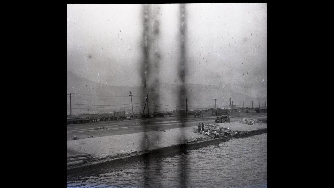 1952년 부산항에 정박 중인 미군 함정에서 바라본 중앙부두 일대 썸네일