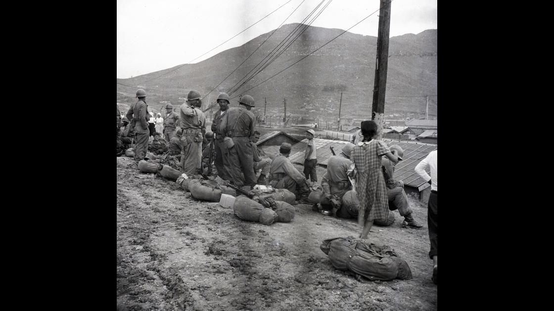 1952년 한국전쟁 참전을 위해 부산 하얄리아부대에 도착한 미군 병사들_1 썸네일