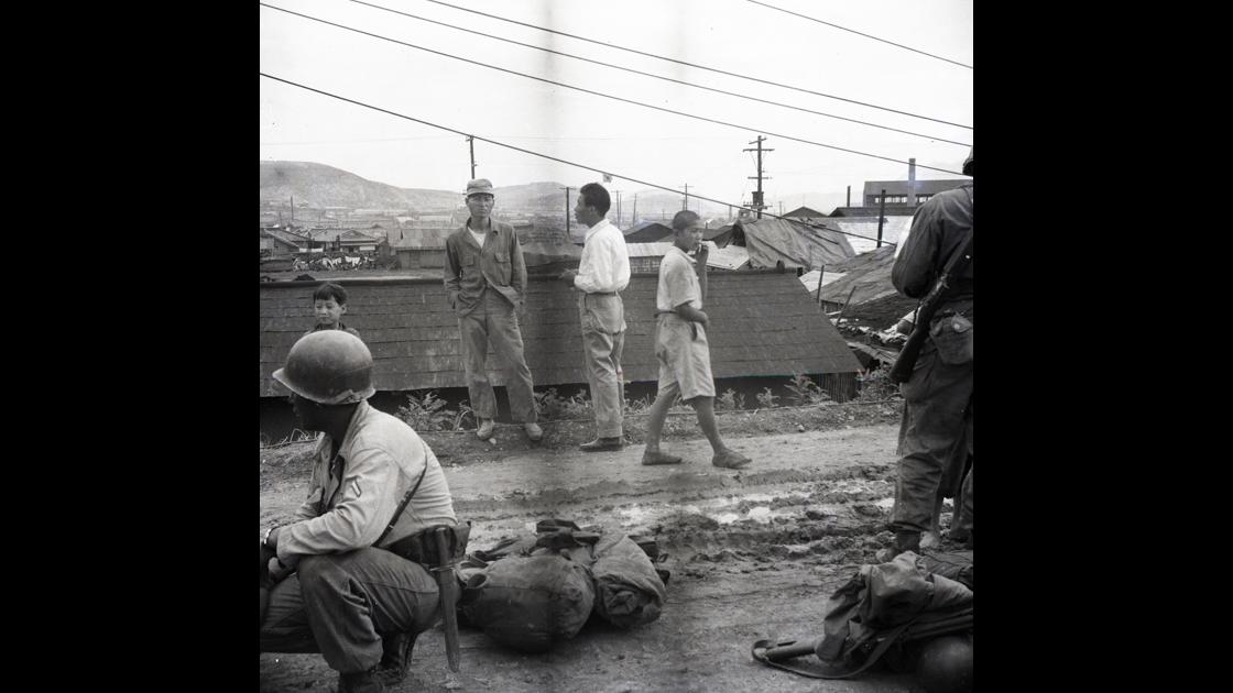 1952년 한국전쟁 참전을 위해 부산 하얄리아부대에 도착한 미군 병사들_2 썸네일