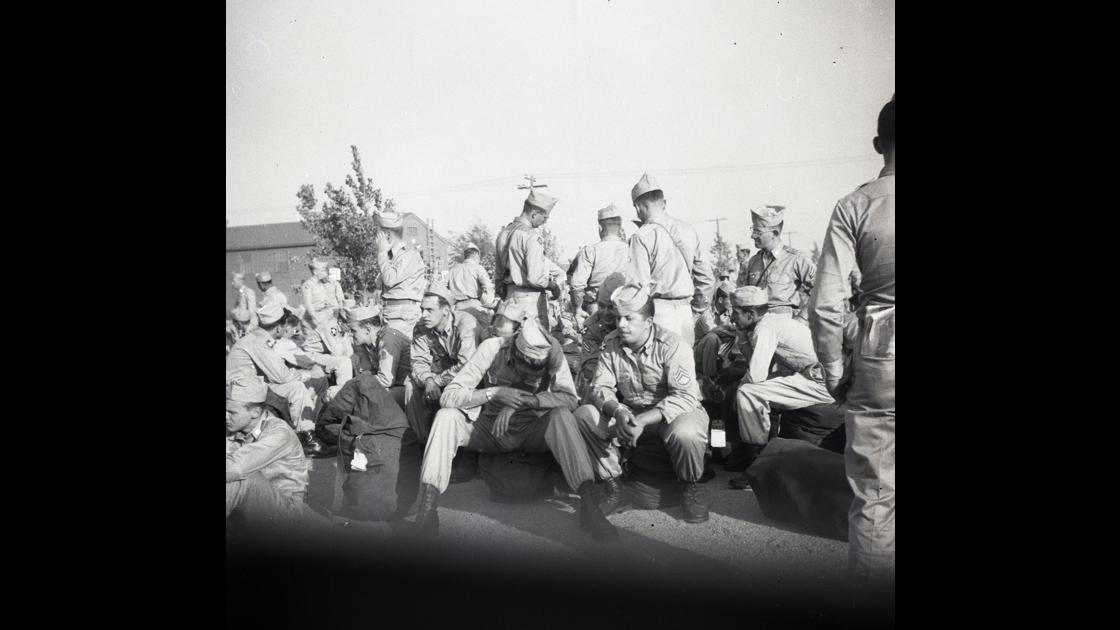 1952년 한국전쟁 참전을 위해 일본에서 한국으로 출발하기 직전의 미 해군 병사들_2 썸네일
