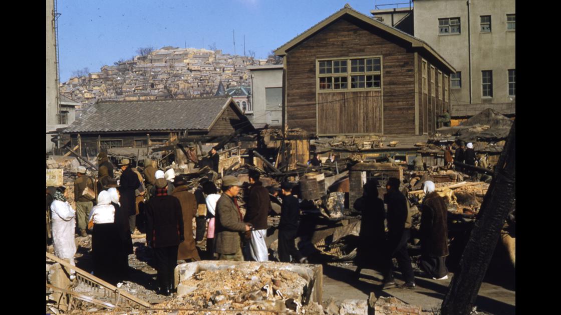 1953년 1월 30일 발생한 부산 국제시장 대화재로 인하여 폐허처럼 변한 시장 주변과 용두산 피란민 마을 썸네일