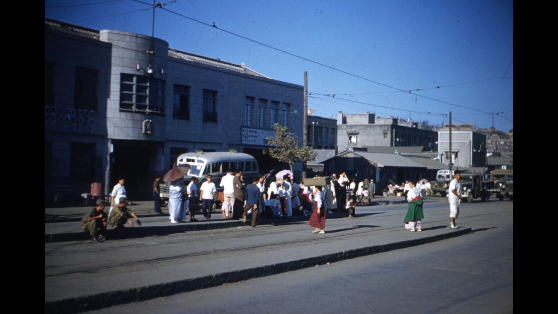 1953년 부산 남포동 현 농협하나로마트 건너편 거리 썸네일