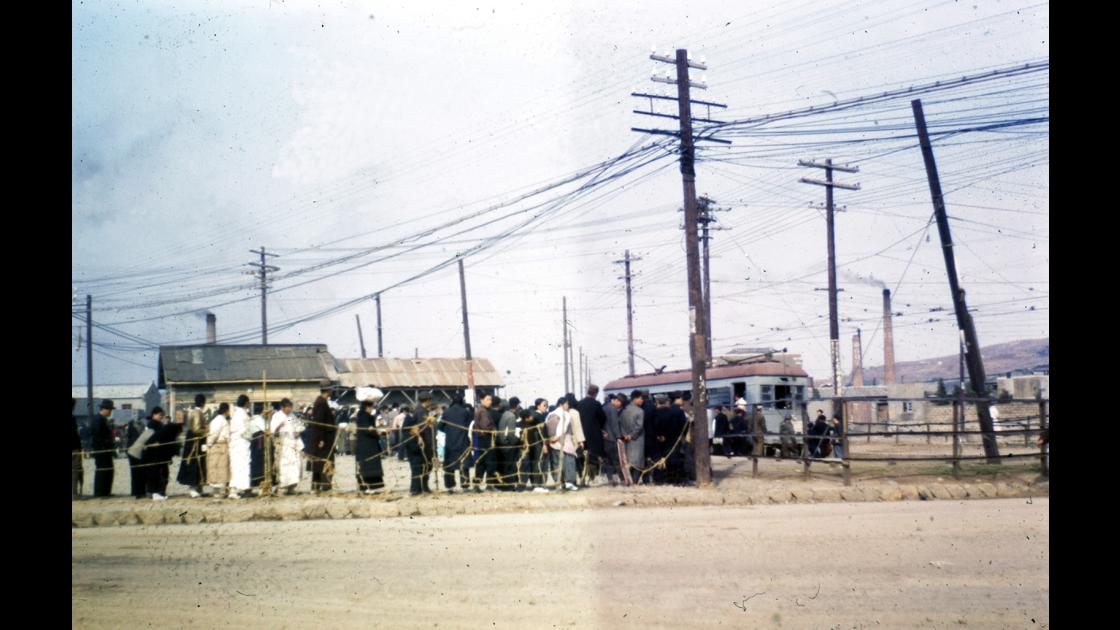 1953년 부산 서면 전차정류장의 전차를 탑승을 기다리는 행렬 썸네일