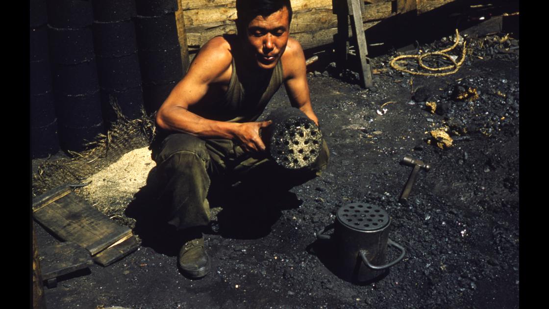 1953년 부산의 가내 연탄공장에서 단탄식 연탄을 만드는 모습 썸네일