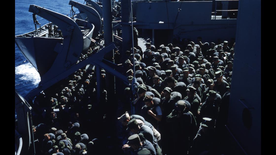 1953년 부산항 제1부두에서 귀국하는 군함 위의 미군 병사들 썸네일