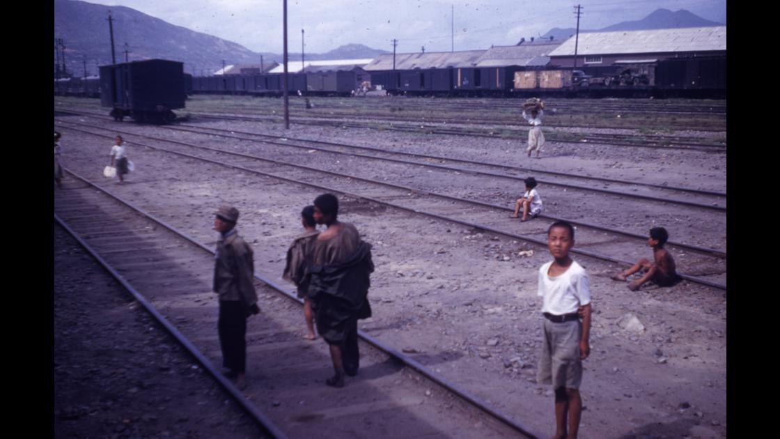 1953년 초 부산역 구내 거주민들 아이들 썸네일