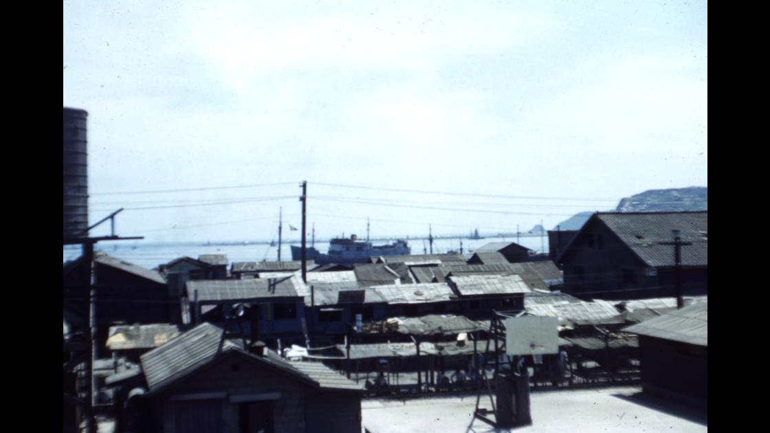 1954년 11월 11일 부산 중구 중앙동 해안지역의 미군캠프 농구장에서 본 부산항 썸네일