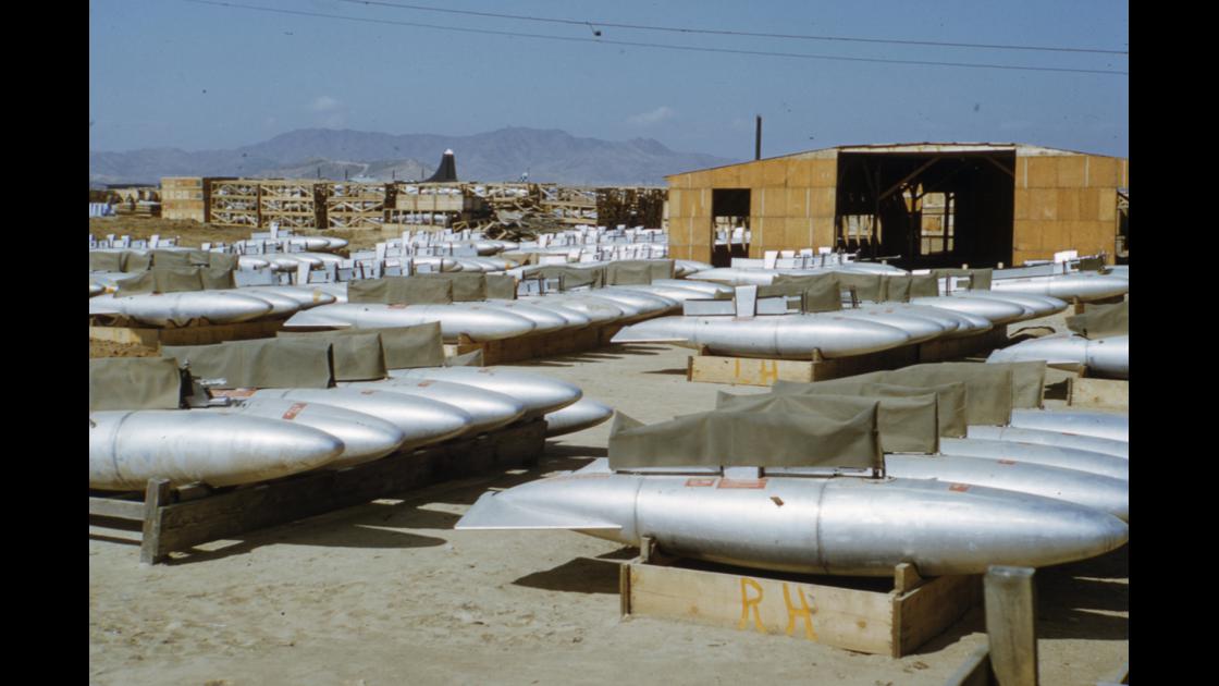 1954년 부산 수영 K-9 비행장 활주로 한켠에 적재된 폭탄들 썸네일