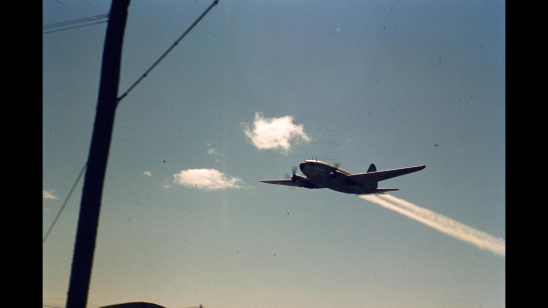 1954년 부산 수영 K-9 비행장의 대형 수송기 이륙 썸네일