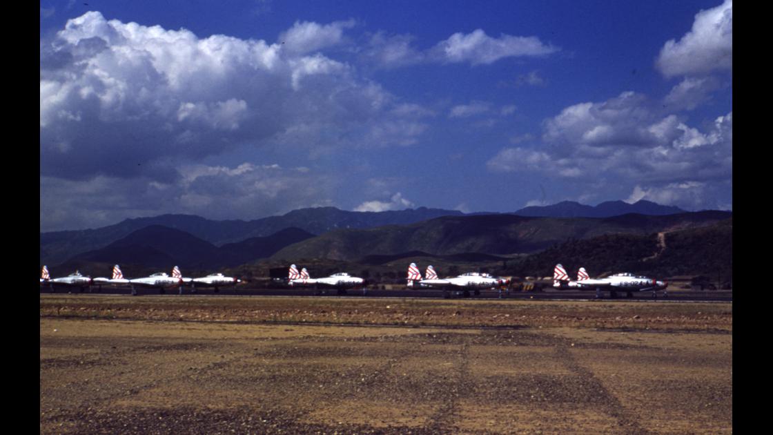 1954년 부산 수영 K-9 비행장의 미 공군 F-86F 세이버 전투기들_1 썸네일