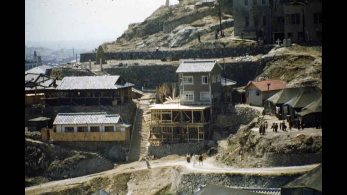 1954년 부산 중구 동광동 현 남성여고 아래 역전대화재 피해 주택 복구 모습 썸네일