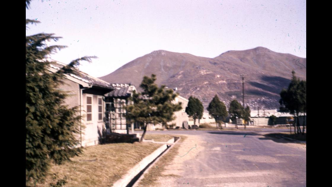 1959년 10월 부산 하얄리아부대 영내에서 바라본 황령산 썸네일