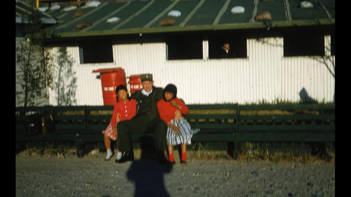 1959년 11월 부산 수영 K-9 비행장에서 두 소녀와 미군 썸네일