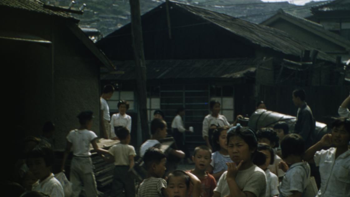 1960년 부산 중구 부평시장 옆 골목길의 아이들과 물구루마 썸네일