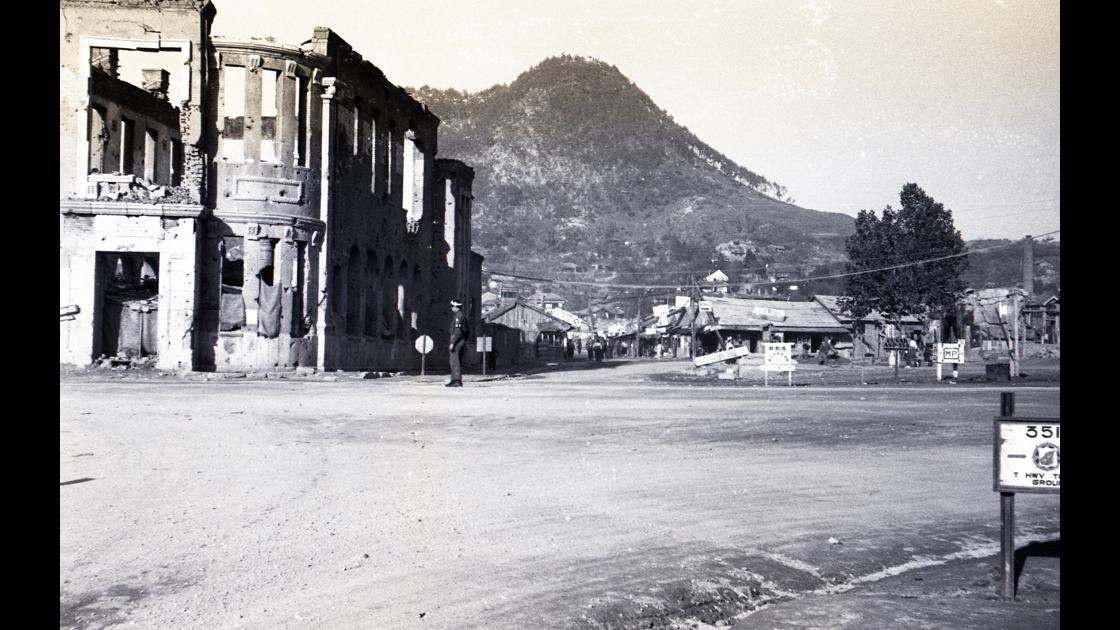 1951년 서울 남산 자락의 폭격으로 파괴된 은행 건물 썸네일