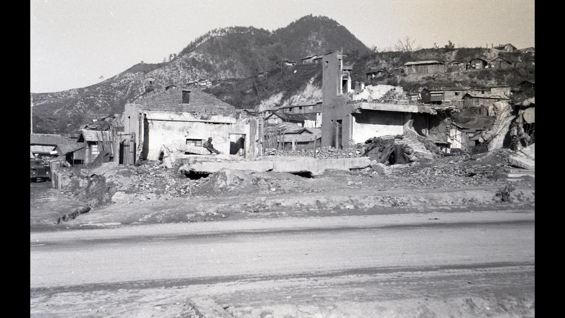 1951년 폭격으로 파괴된 서울 남산 주변 썸네일