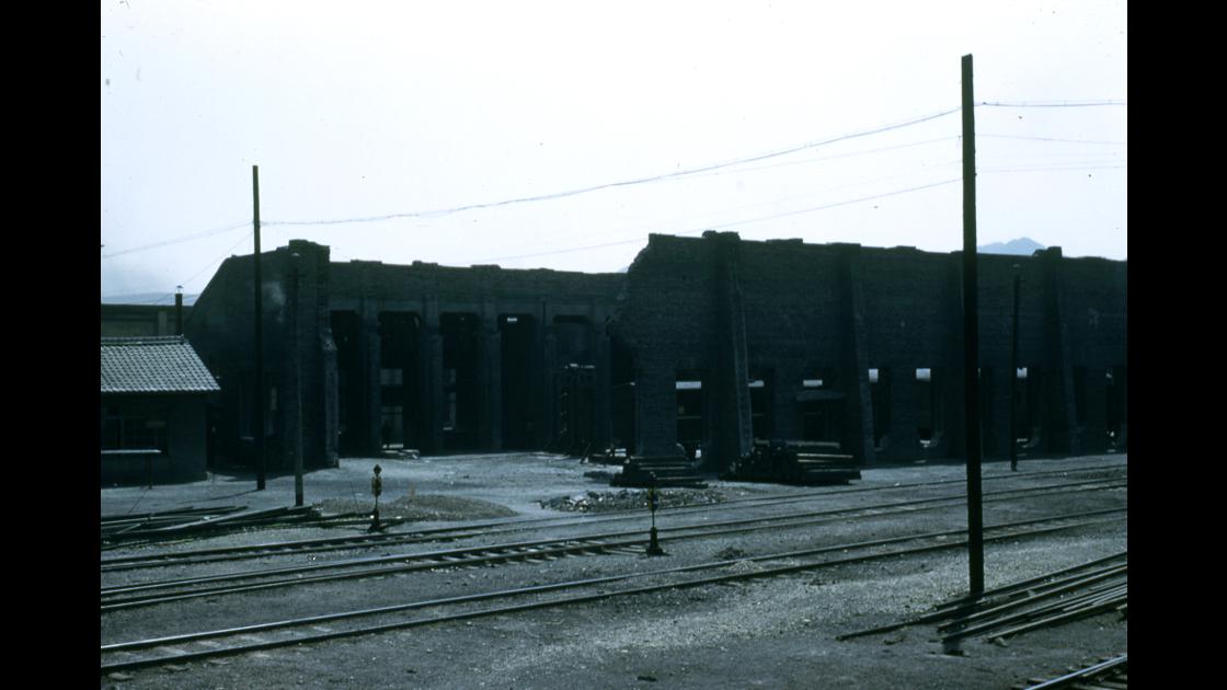 1952년 서울 영등포역 철로 옆의 폭격으로 파괴된 건물 썸네일