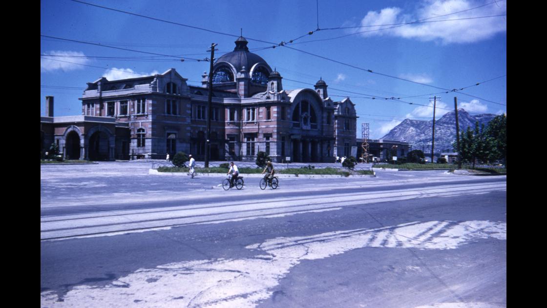 1952년 서울역과 역 앞 거리 모습 썸네일