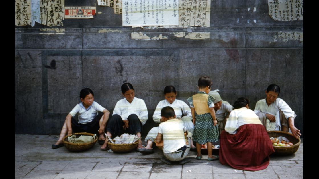 1953년 6월 서울 건물담벼락 아래 행상 노점을 펼친 여인들 썸네일
