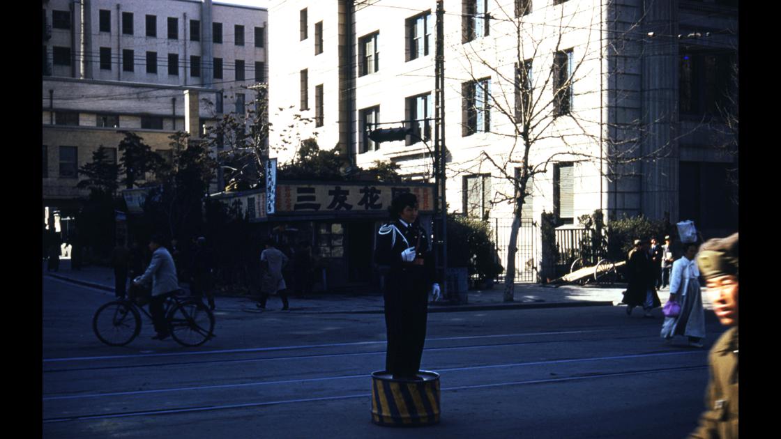 1956년 서울 동대문구청 앞의 교통정리를 하는 여경  썸네일