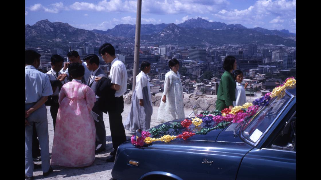 1968년 결혼식을 마친 신혼부부 하객과 서울 남산, 시가 모습 썸네일