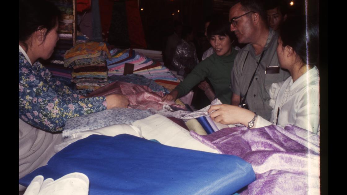 1968년 서울 남대문시장 포목점에서 옷감을 살피고 있는 외국인 관광객 썸네일