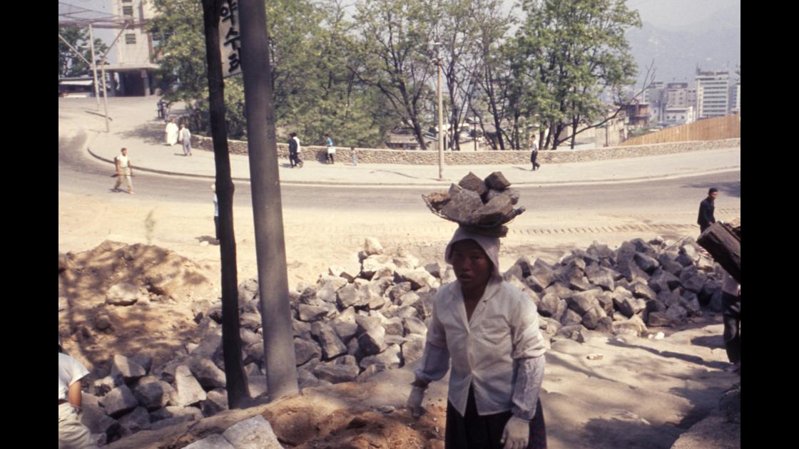 1968년 서울 남산 순화도로 석축공사에 돌을 머리에 이고 운반하는 여인 썸네일