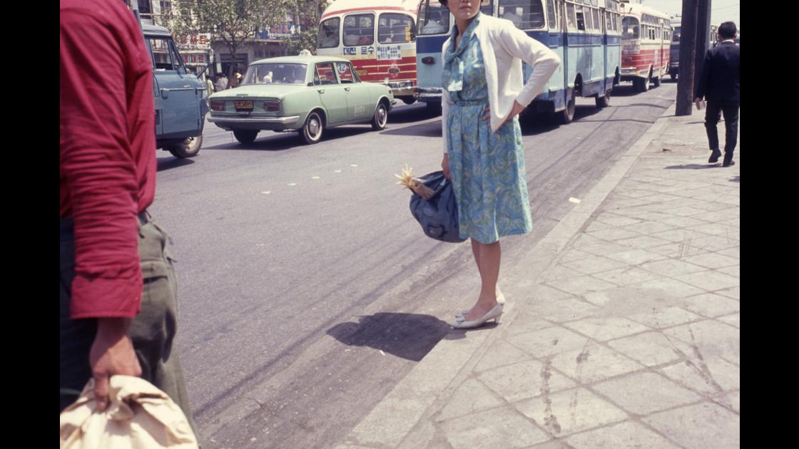 1968년 서울 종로3가 거리와 택시, 시내버스 모습_1 썸네일