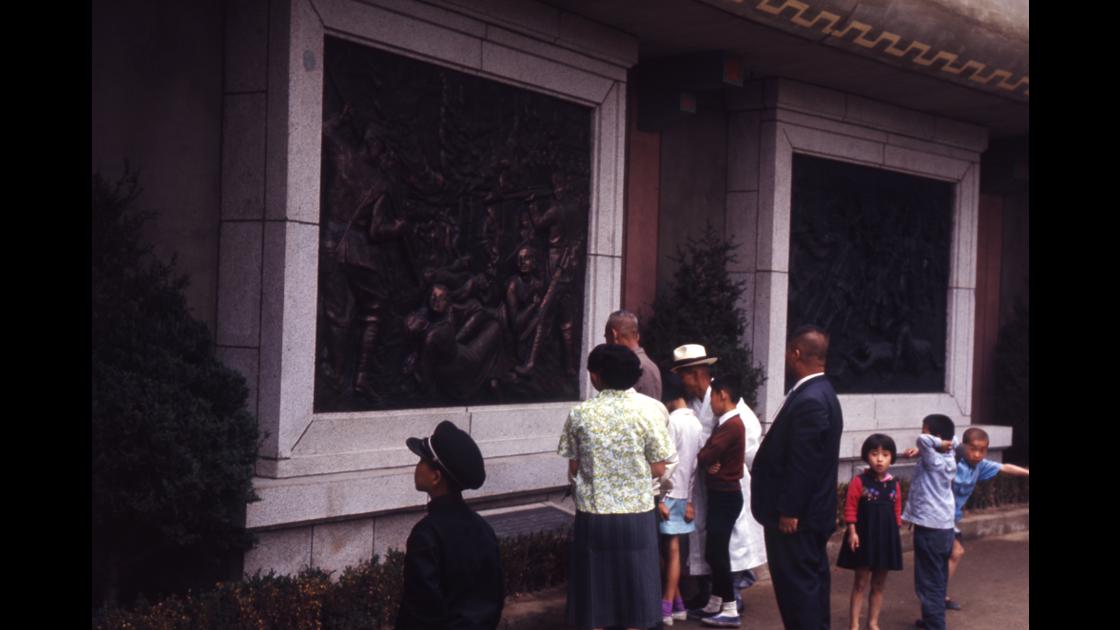 1968년 서울 탑골공원 31운동기념 부조 작품을 감상하는 시민들 썸네일