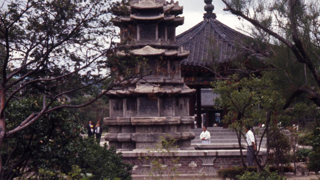 1968년 서울 탑골공원의 원각사지 10층 석탑 썸네일