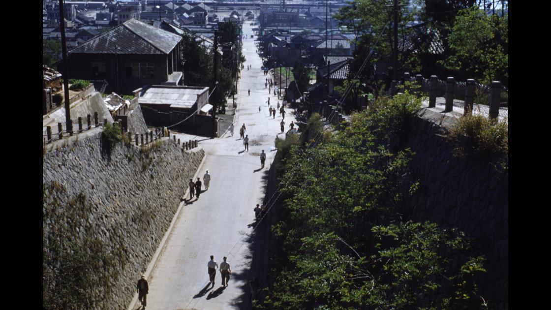 1952년 11월 인천의 터널 위에서 내려다 본 인천항 주변 썸네일
