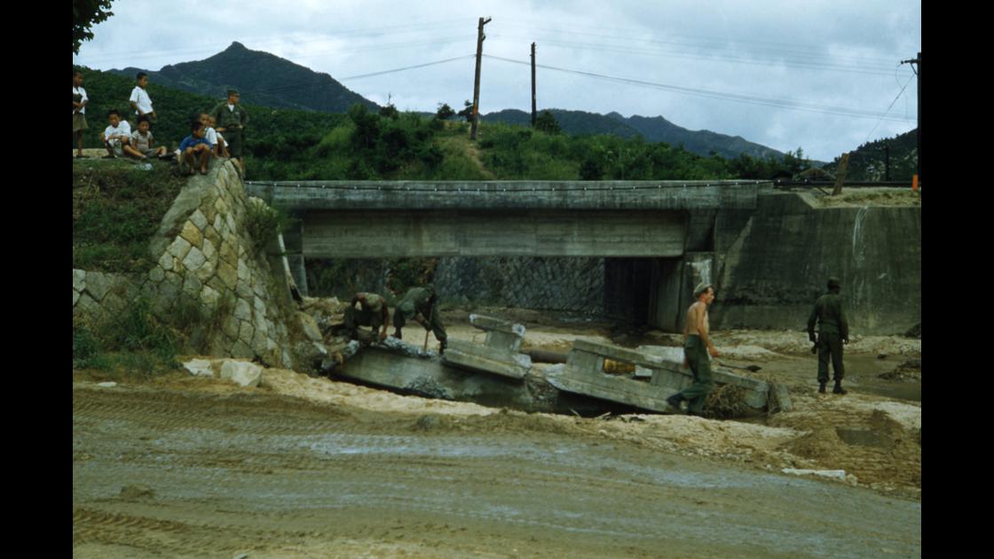 1953년 7월 1953년 미공병대 인천지역 대홍수로 유실된 다리를 해체하는 모습_1 썸네일