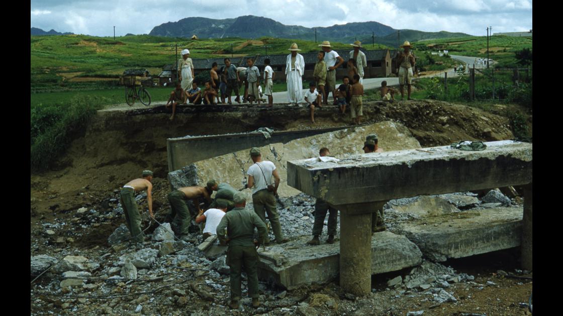 1953년 7월 1953년 미공병대 인천지역 대홍수로 유실된 다리를 해체하여 파쇄하는 과정 썸네일