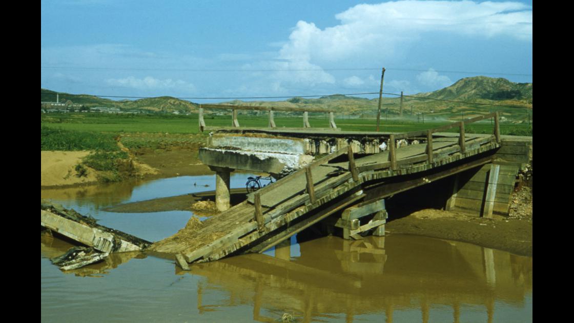 1953년 7월 인천지역 대홍수로 다리가 유실된 모습_1 썸네일