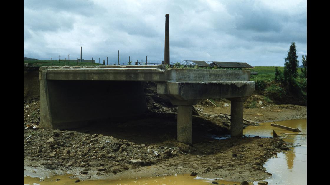 1953년 7월 인천지역 대홍수로 다리가 유실된 부분 해체가 끝난 모습 썸네일