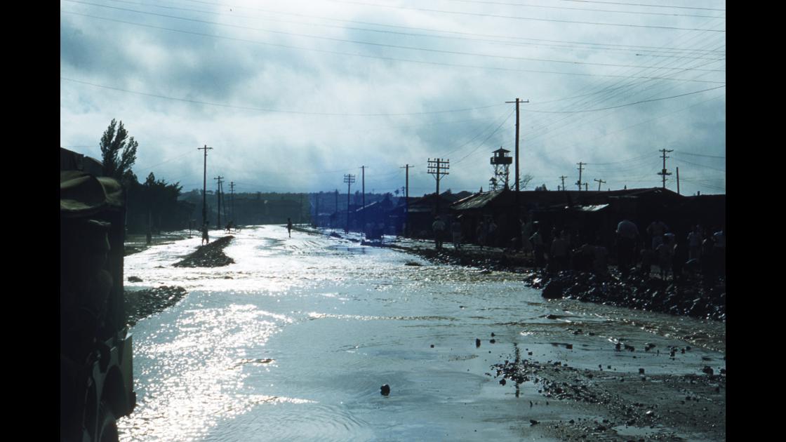 1953년 7월홍수로 마을 도로가 침수된 모습 썸네일