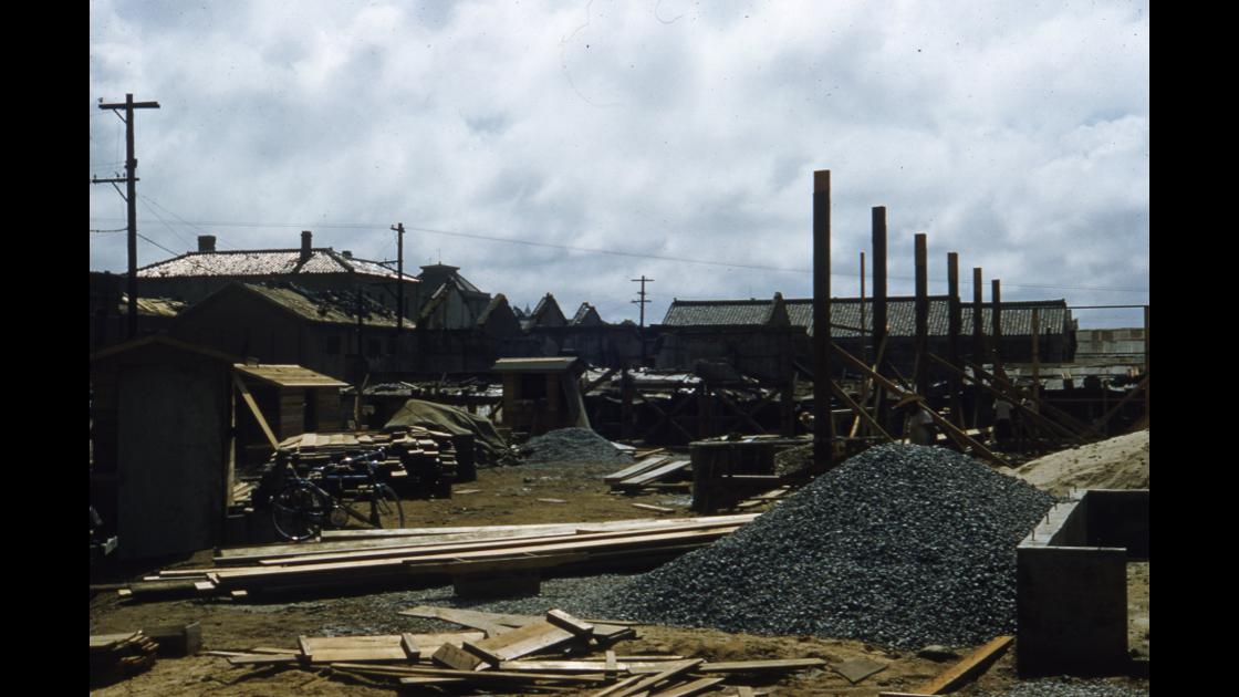 1953년 미공병대 인천지역의 폭격으로 무너진 건물 재건 모습 썸네일