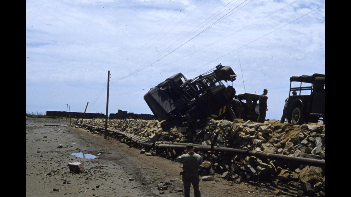 1953년 인천의 한 도로에 미끌어져 기울어진 미군 크레인_2 썸네일