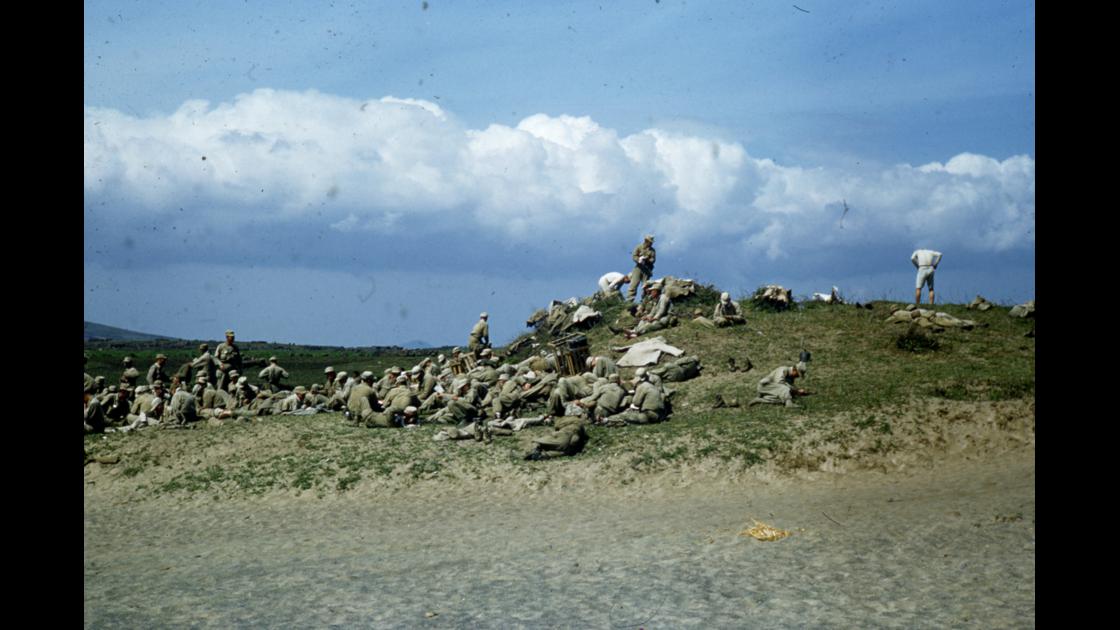 1951년 제주 해안의 한국해병대원들의 휴식 썸네일